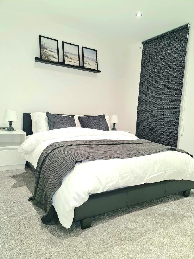 1-Bedroom Aprt In Salford- Freeparking- Sleeps3 マンチェスター エクステリア 写真