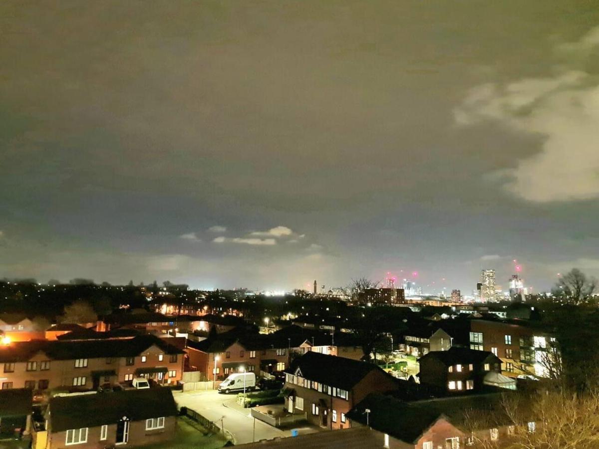 1-Bedroom Aprt In Salford- Freeparking- Sleeps3 マンチェスター エクステリア 写真